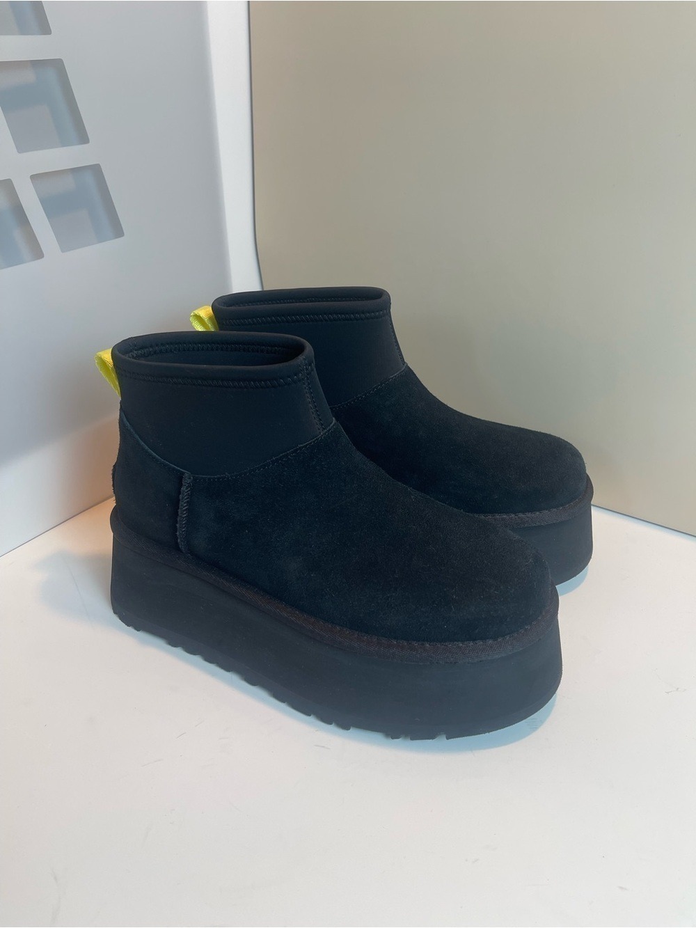 UGG Women’s Classic Mini Dipper Shearling Fur Platform boots Black Sz 6